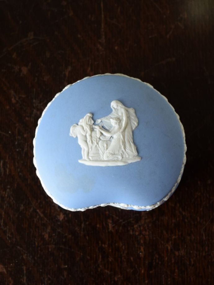 英国アンティークのジャスパーウェア、ウェッジウッドのフタ付きの小物