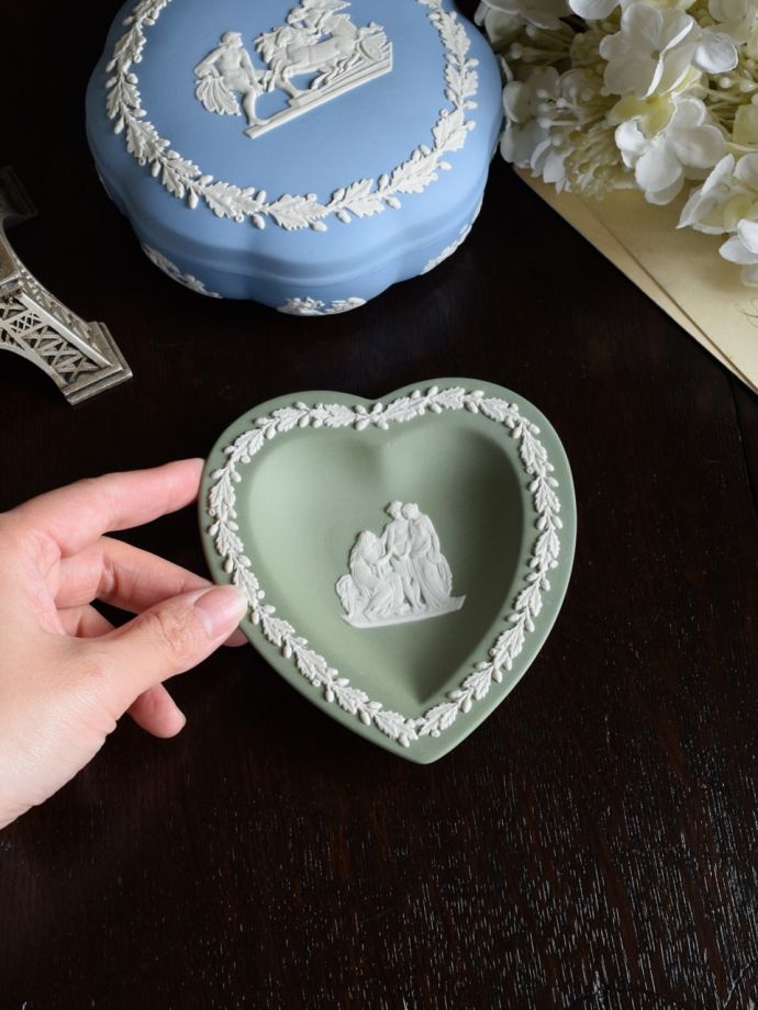 ウェッジウッドのジャスパーウェア、ハートの形をしたセージグリーン色