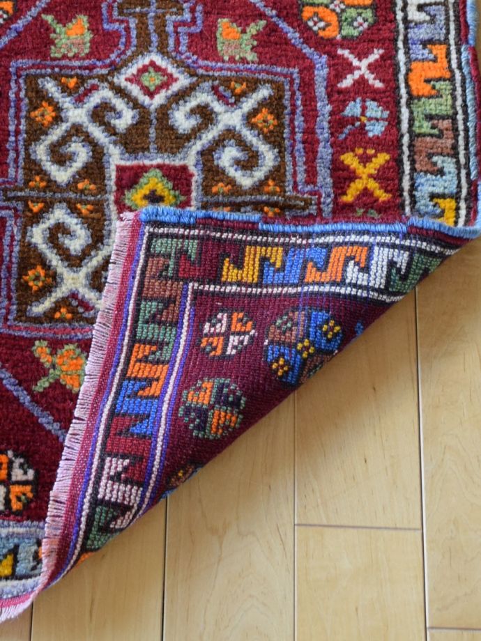 オリエンタルな雰囲気漂うオールド絨毯、おしゃれなトライバルラグ(m