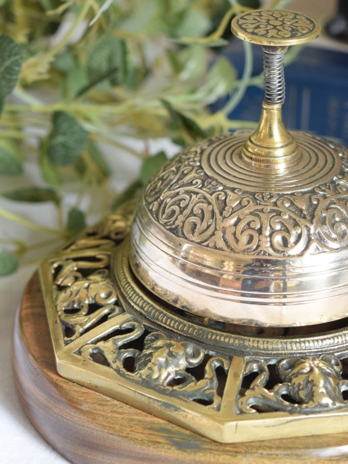 イギリスで見つけたアンティークのベル、真鍮で出来たおしゃれな卓上