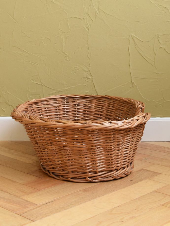 イギリスから届いた大きなサイズのバスケット、アンティークのドッグ