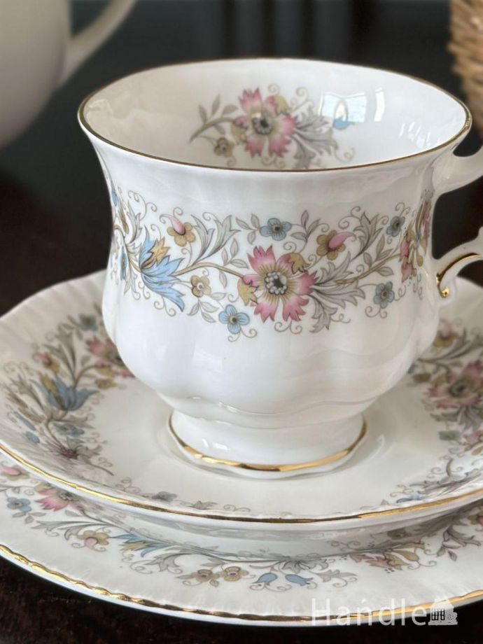 英国PARAGON （パラゴン）のアンティークトリオ、MEADOWVALEのカップ