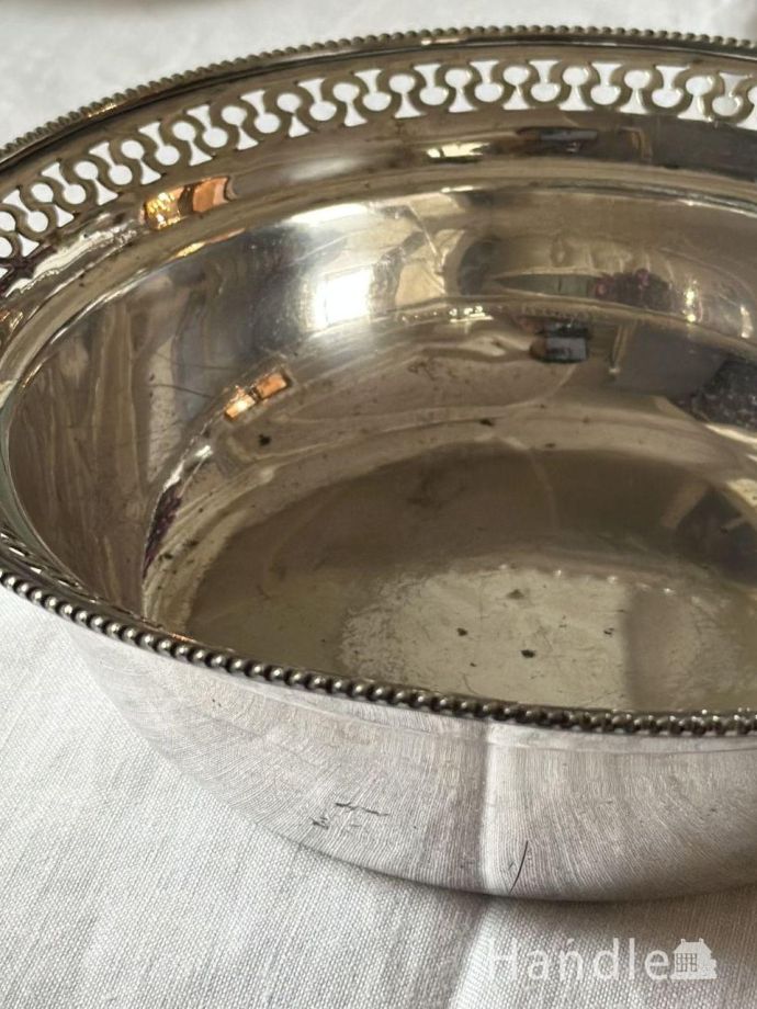 イギリスから届いた縁取りが美しいシルバー、幾何学模様の透かし彫りが