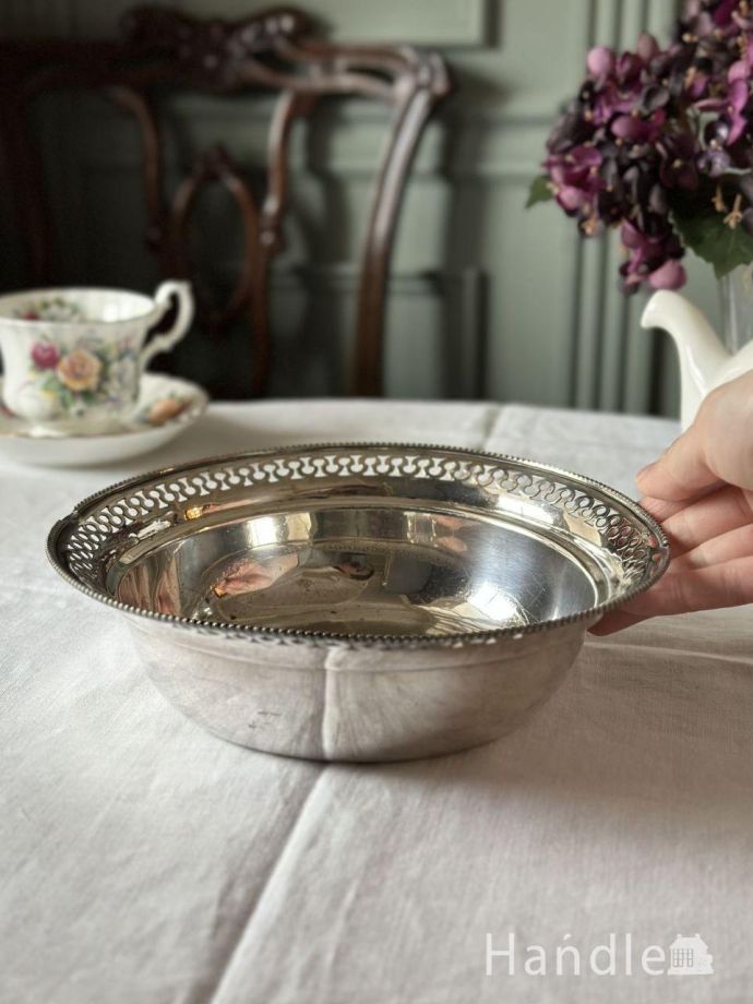 イギリスから届いた縁取りが美しいシルバー、幾何学模様の透かし彫りが