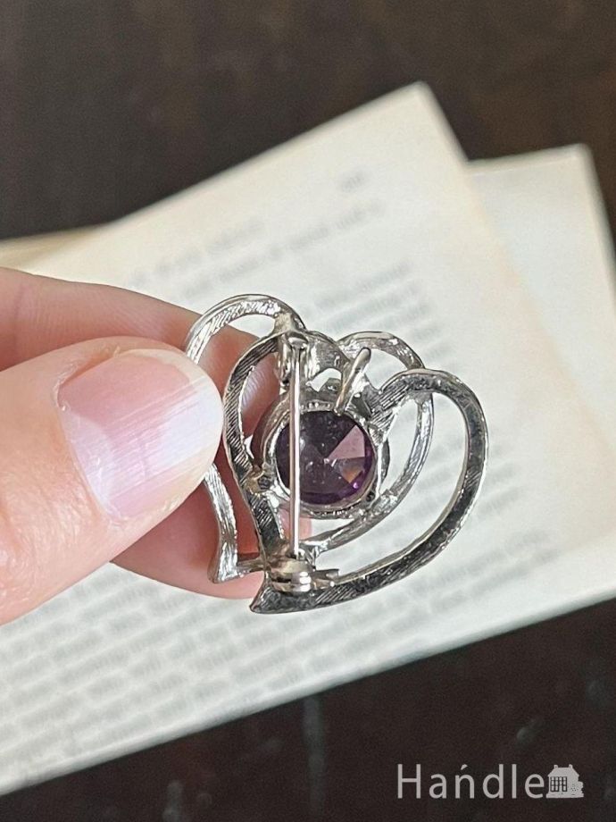 ハートの形が可愛いビンテージアクセサリー、パープル色の石が輝く