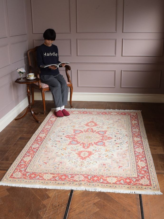 ピンク色の可愛いペルシャ絨毯、タブリーズのフラワーデザインの