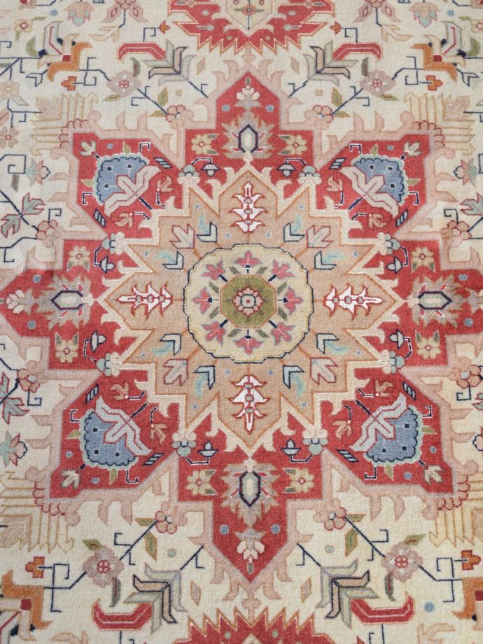 ピンク色の可愛いペルシャ絨毯、タブリーズのフラワーデザインの