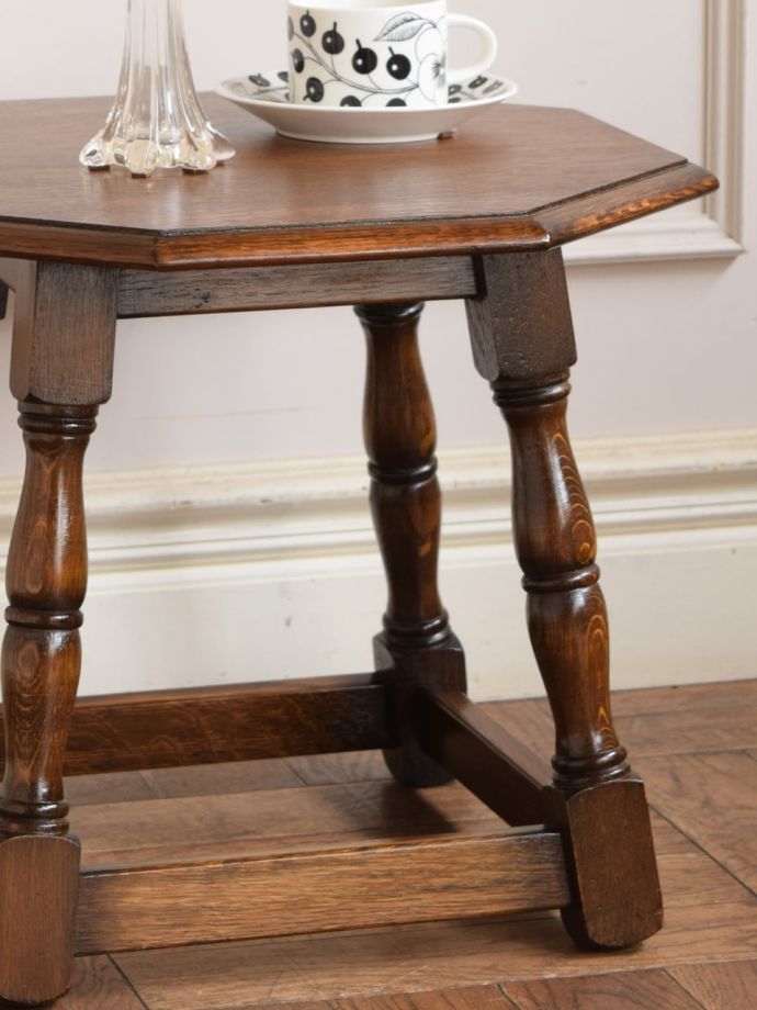 英国アンティークの八角形のおしゃれなテーブル、気軽に使える小さな