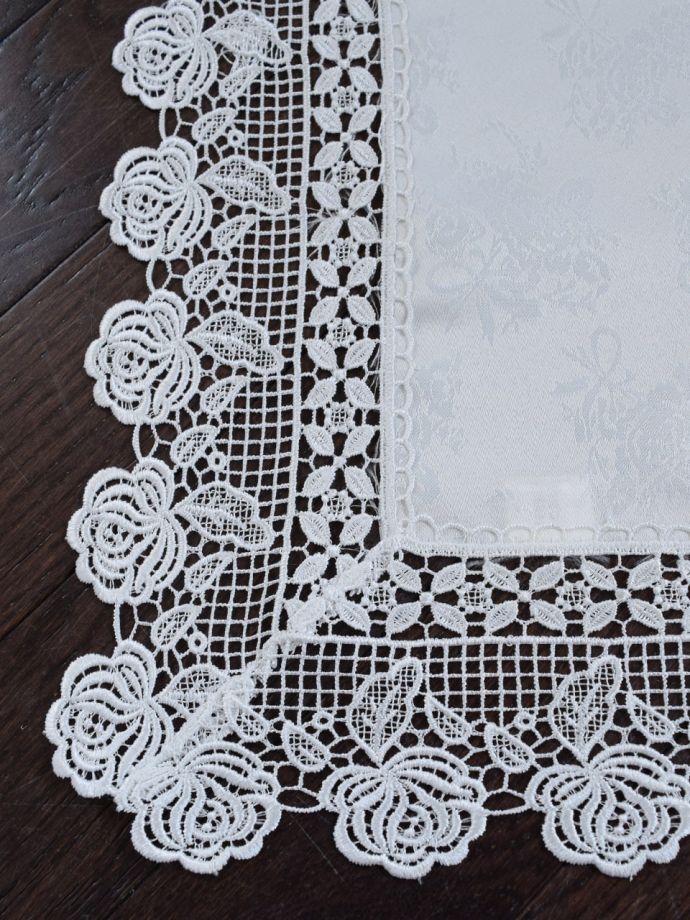 バラ模様のレースが縁取りされた、おしゃれなテーブルクロス（90✕90