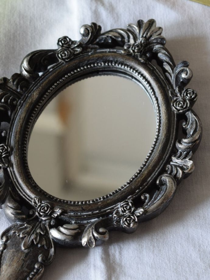 アンティーク風のおしゃれな鏡、壁かけにも出来る上品なハンドミラー
