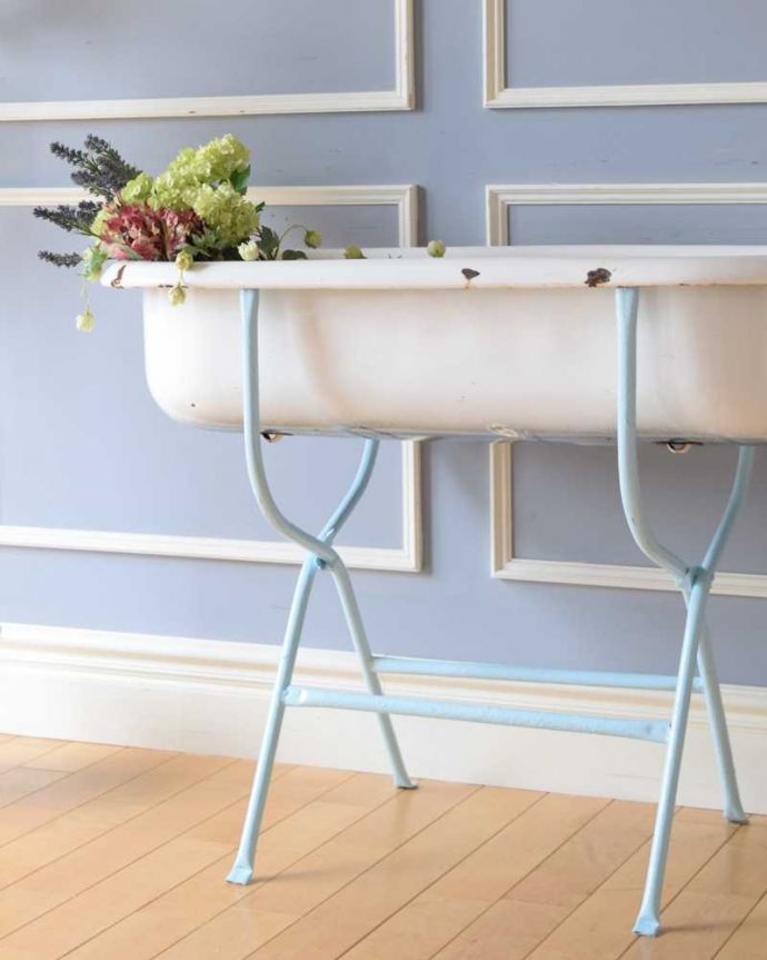 フランスでやっと見つけたパステルカラーの脚が可愛い、アンティークの