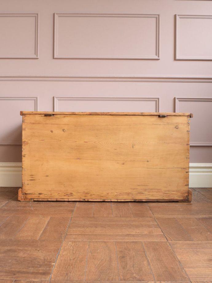 英国アンティークのボックス収納家具、オールドパイン材のブランケット