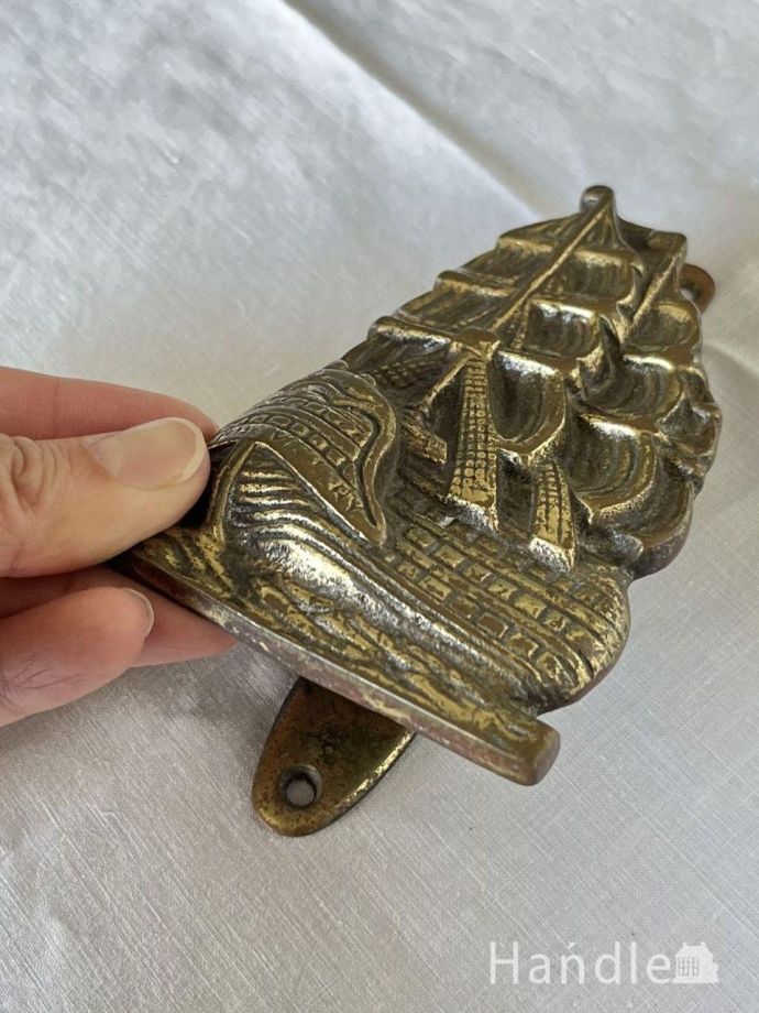 英国のアンティーク真鍮製雑貨、帆船がモチーフのドアノッカー(d-2029