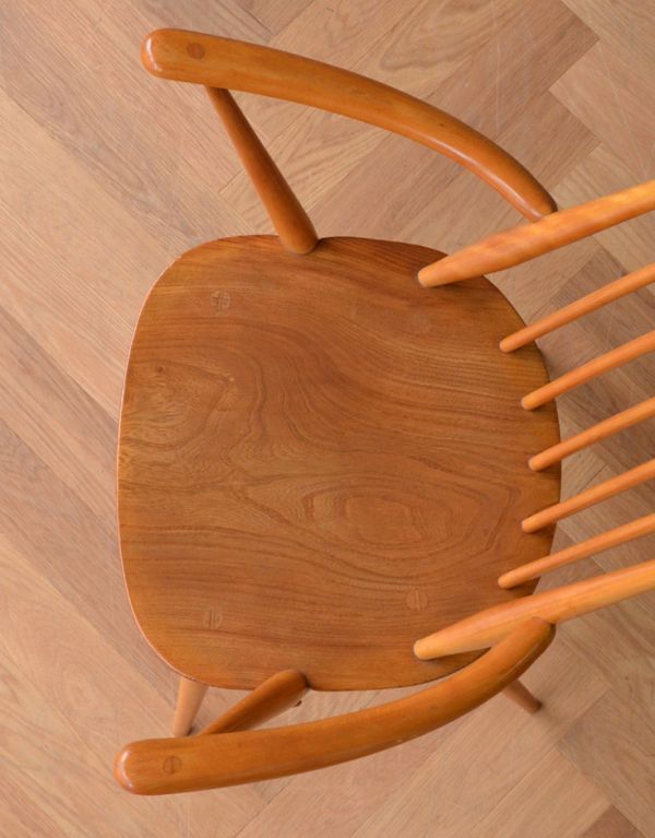 アーコールのゴールドスミスアームチェア（カスタード色・アーム付き