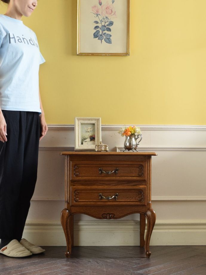 フランスから届いたアンティークのミニチェスト、美しい猫足のベッド