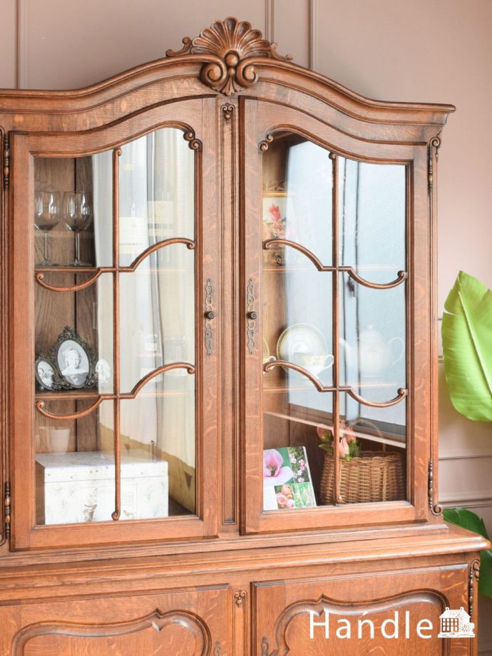 フランスから届いたアンティークの家具、猫足がおしゃれなガラスの