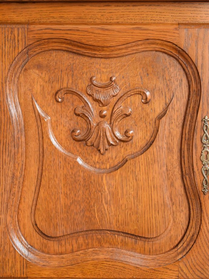 フランスから届いたアンティークのキャビネット、彫が美しい猫脚の