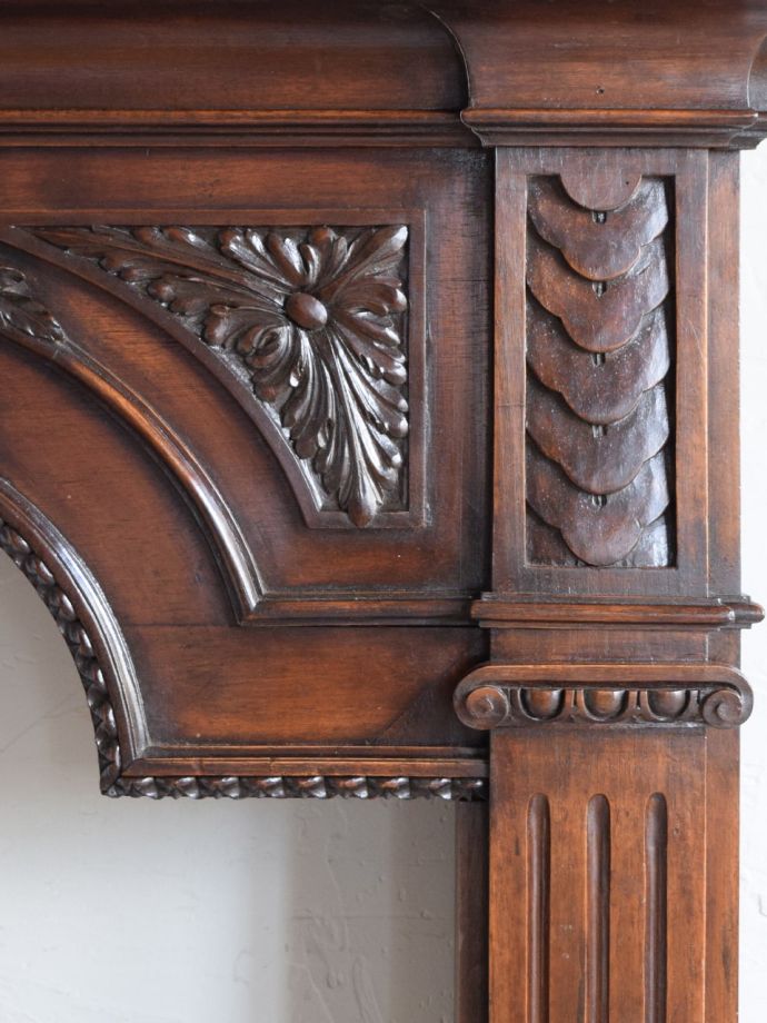 フランスらしい彫が華やかな暖炉枠、オーク材で出来たアンティークの