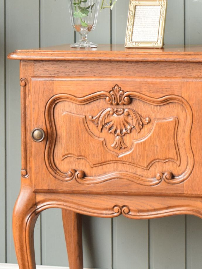 フランスアンティークのサイドキャビネット、猫足が美しいおしゃれな