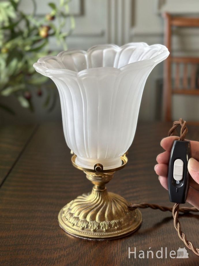 イギリスから届いた気軽に使えるアンティーク照明、落ち着いた色に輝く