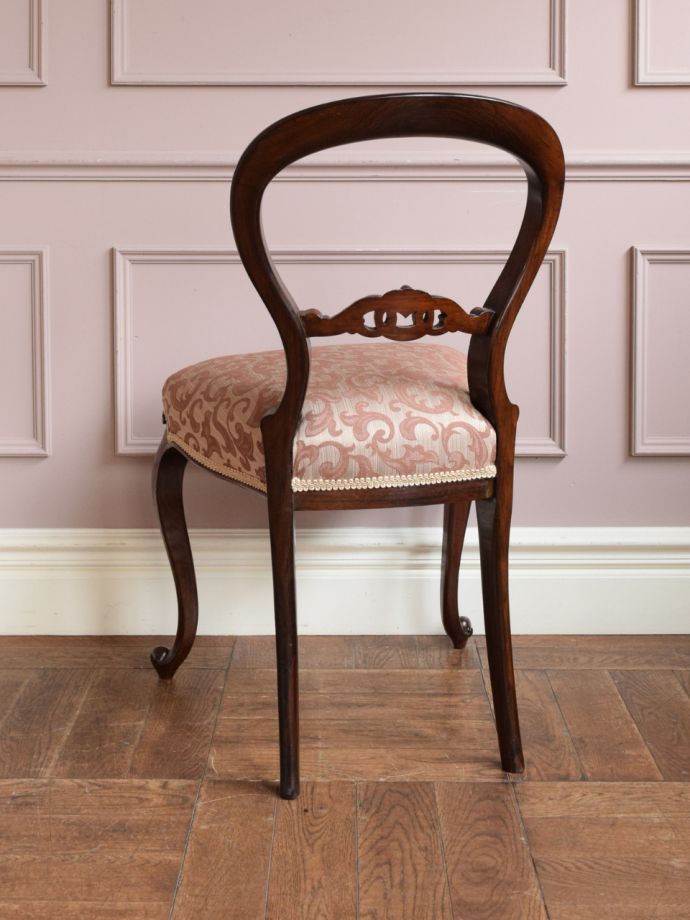 丸い背もたれが美しいアンティークの椅子、英国のアンティークバルーン