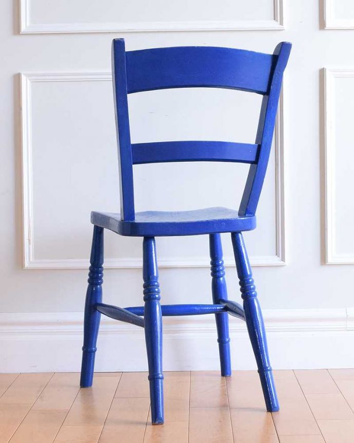アクセントカラーにピッタリなブルーのアンティークキッチンチェア(k