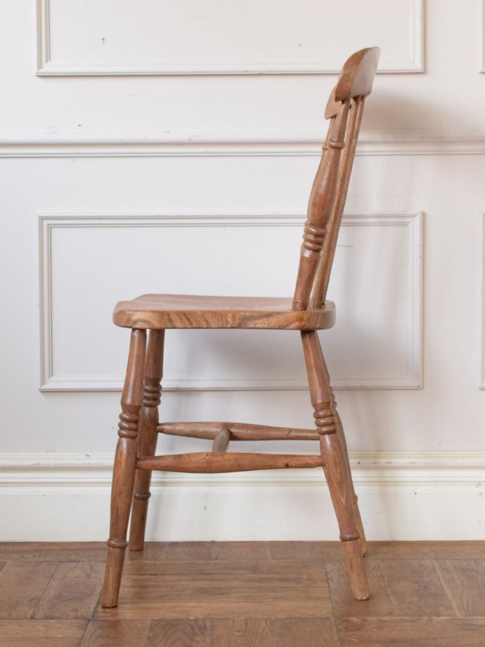 イギリスのおしゃれなアンティークチェア、ナチュラルな雰囲気の