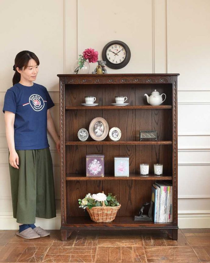 英国輸入のアンティーク家具、彫刻がきれいなオープン棚のブック