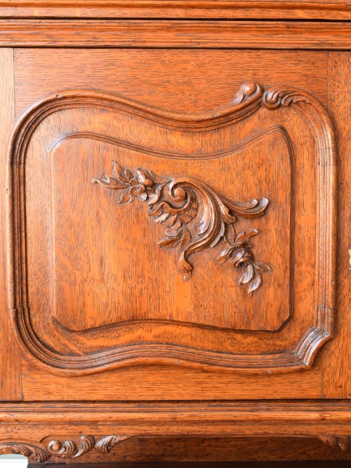 フランスから届いたロココ様式のアンティーク家具、美しい浮き彫りが