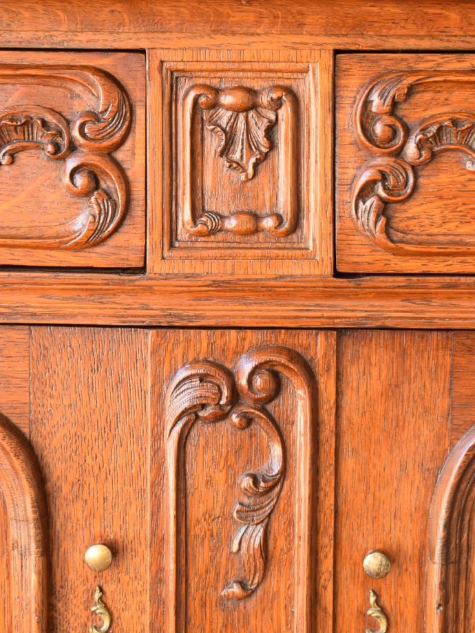 フランスから届いたロココ様式のアンティーク家具、美しい浮き彫りが