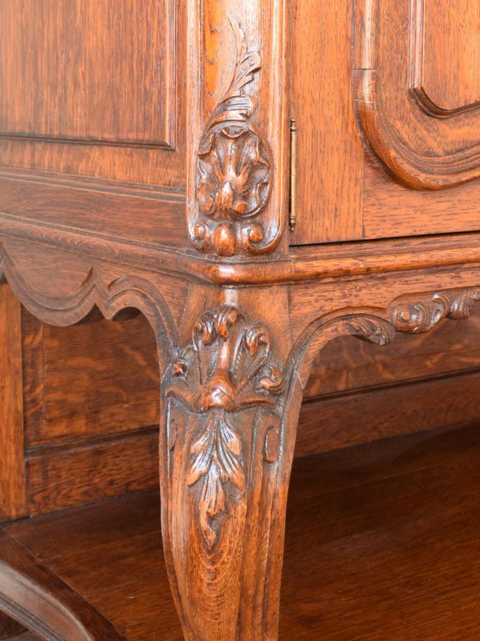 フランスから届いたロココ様式のアンティーク家具、美しい浮き彫りが
