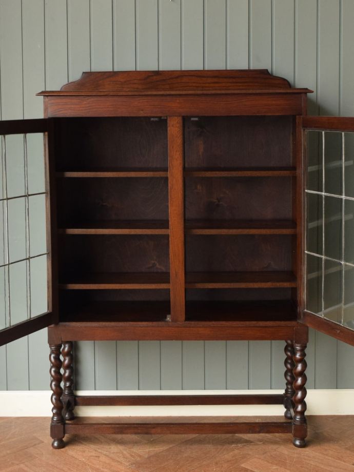 イギリスから届いたアンティークの本棚、ツイスト脚がカッコいいオーク