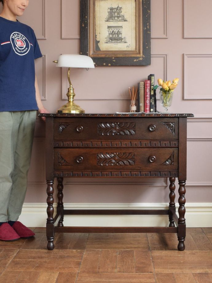 イギリスから届いたアンティークの書斎机、仕掛けが詰まったチェスト型