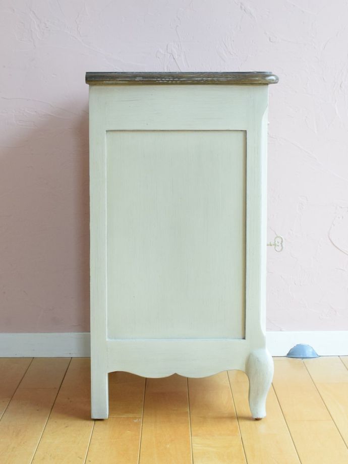 シャビーシックなアンティーク風の家具、ペイント仕上げのおしゃれな