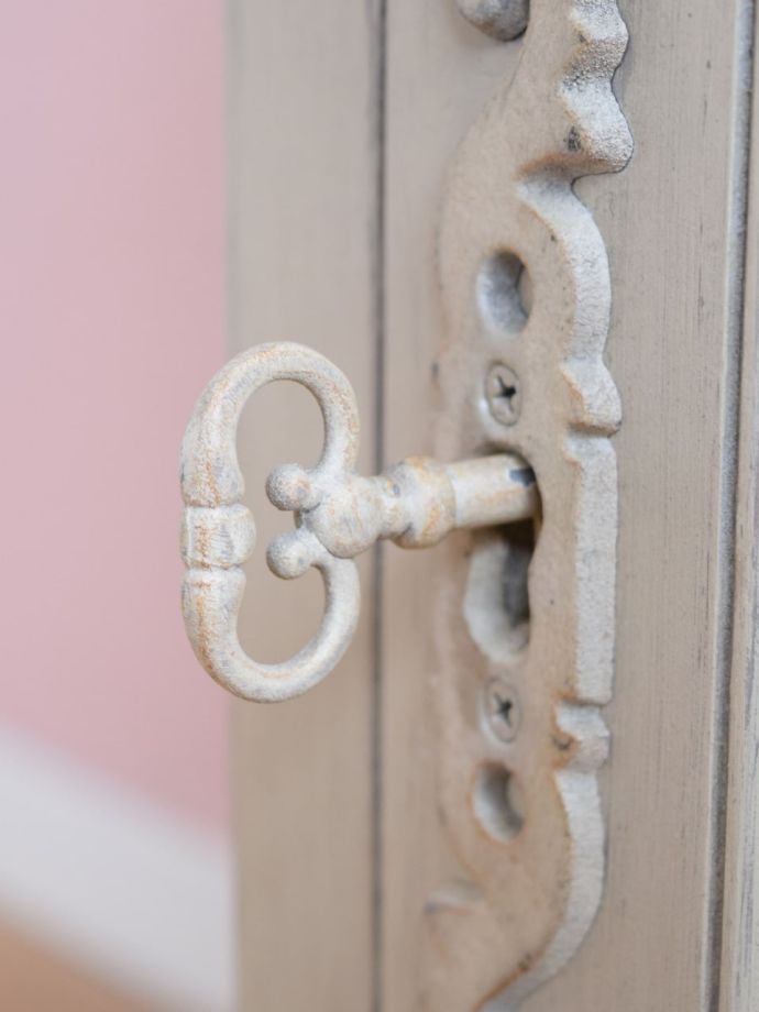 シャビーシックなアンティーク風の家具、ペイント仕上げのおしゃれな