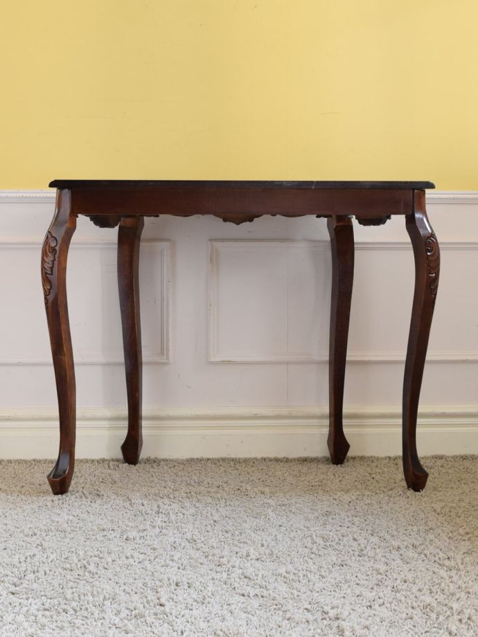 アンティーク調のおしゃれなテーブル、美しい猫足のコンソールテーブル
