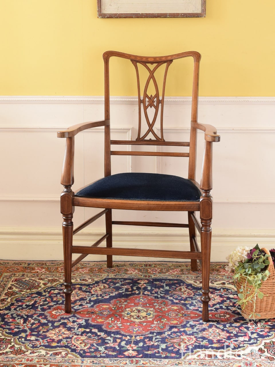 英国アンティークの椅子、透かし彫りと象嵌が美しいマホガニー材の