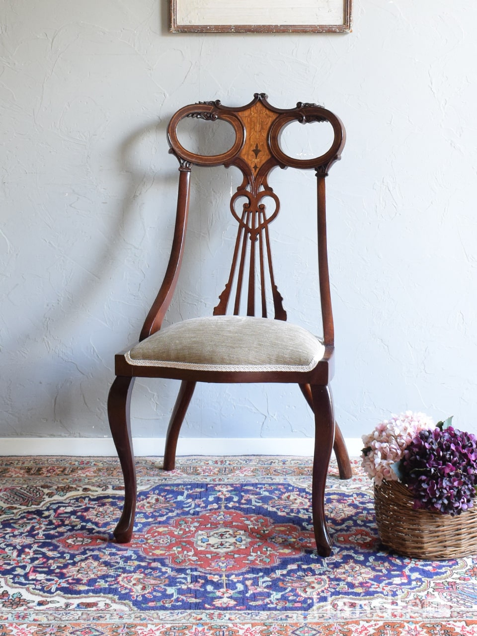 英国アンティークの椅子、立体的な透かし彫りが美しいマホガニー材の