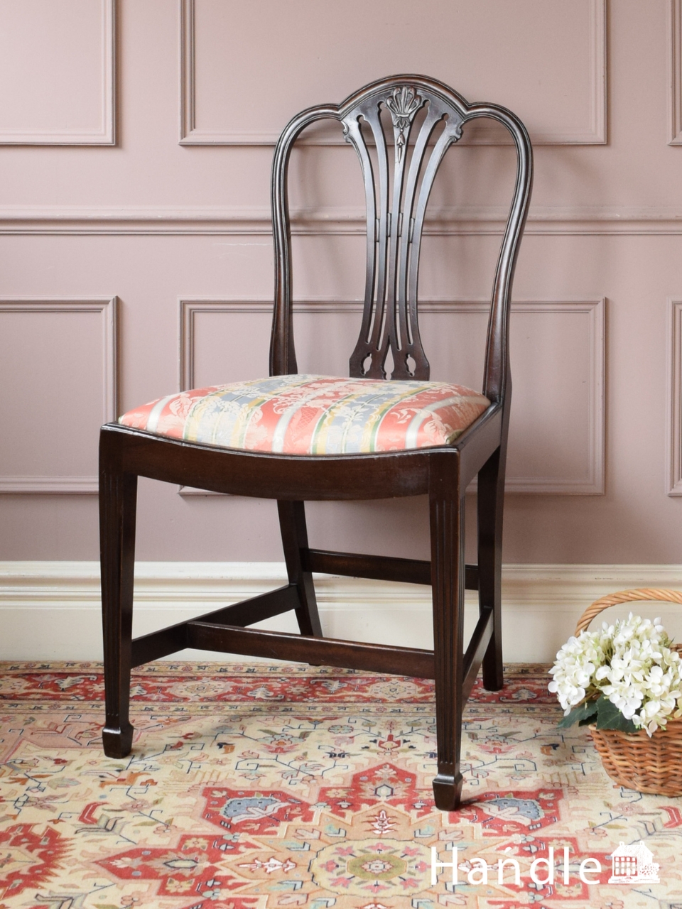 盾形のデザインが美しいアンティークの椅子、イギリスから届いたヘップ