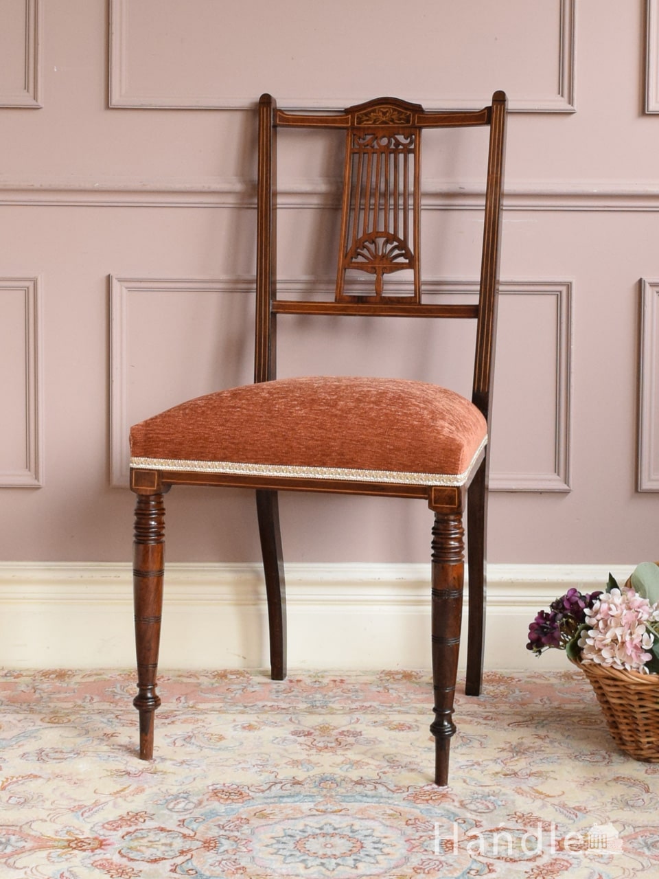 英国アンティークの椅子、透かし彫りと象嵌が美しいマホガニー材の
