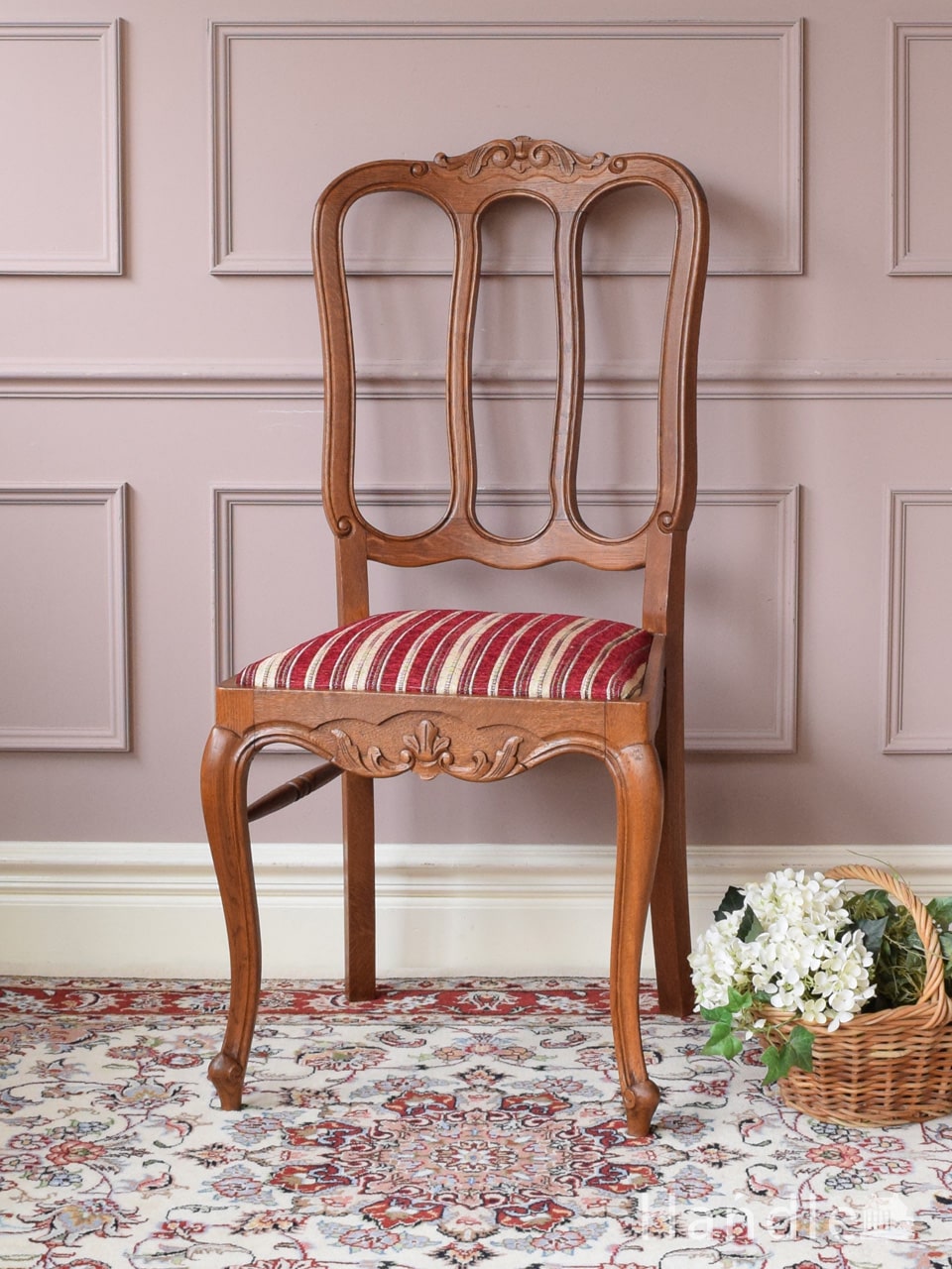 装飾が美しいフランスで見つけた、エレガントなアンティークダイニング