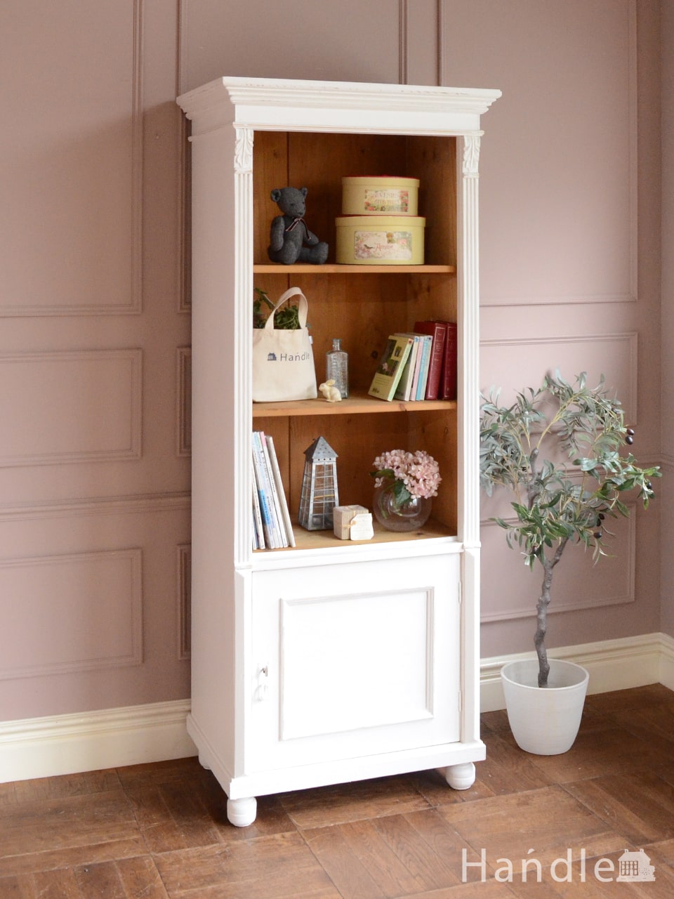 フランスから届いた白いアンティークのキャビネット、シャビーシックな