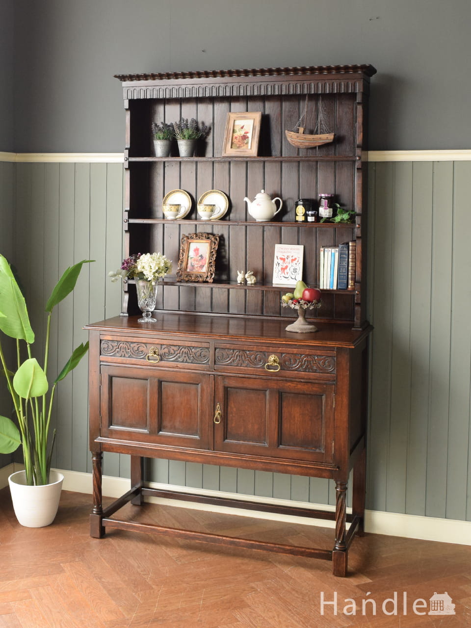 食器から本まで収納できるヴィンテージのカップボード（G-PLAN）(x-799