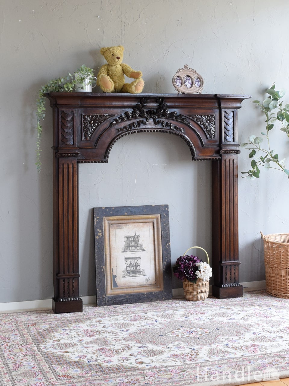 フランスらしい彫が華やかな暖炉枠、オーク材で出来たアンティークの
