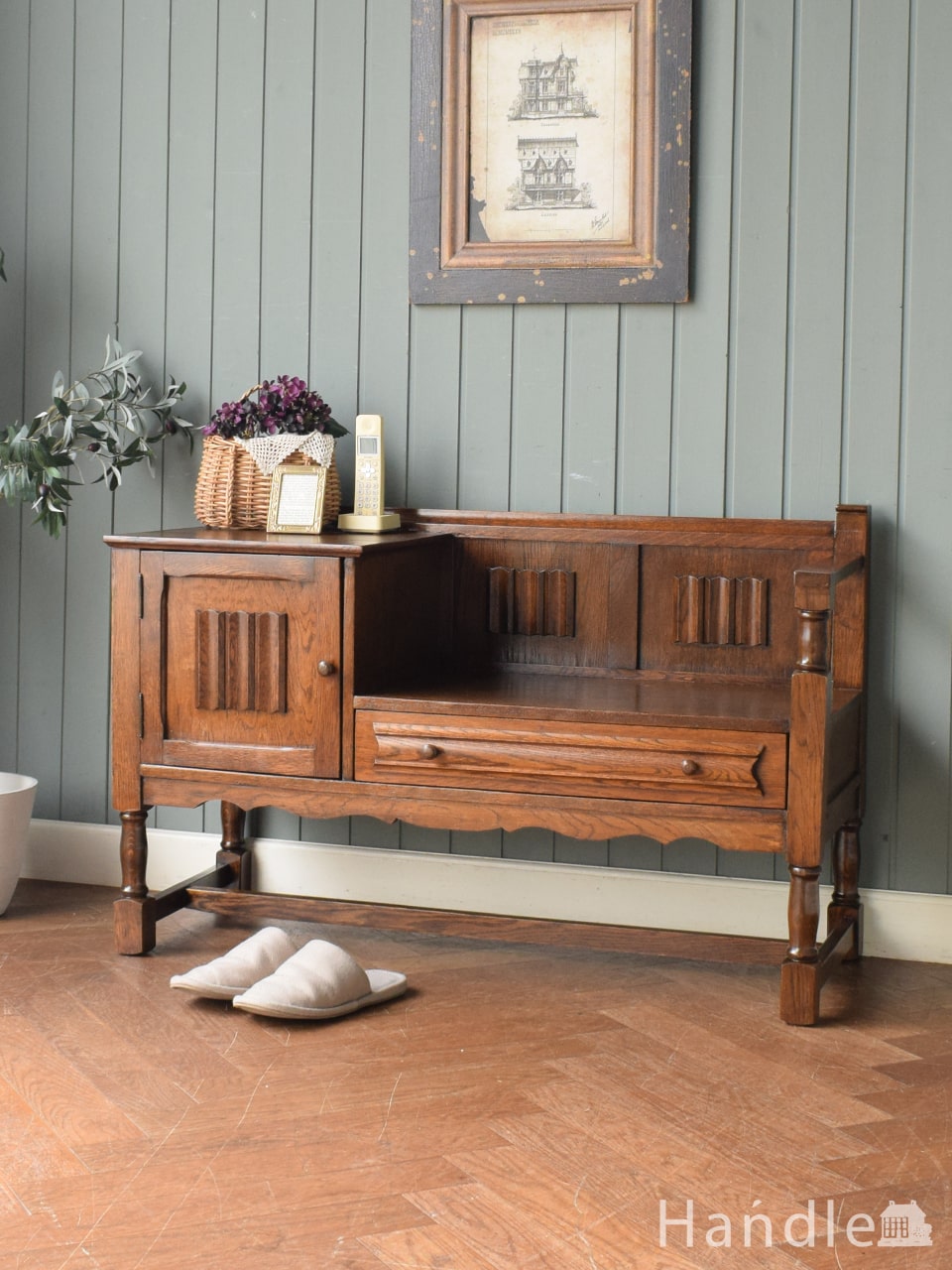 猫脚が美しいサイドボード、木目や透かし彫りから高級感溢れる英国