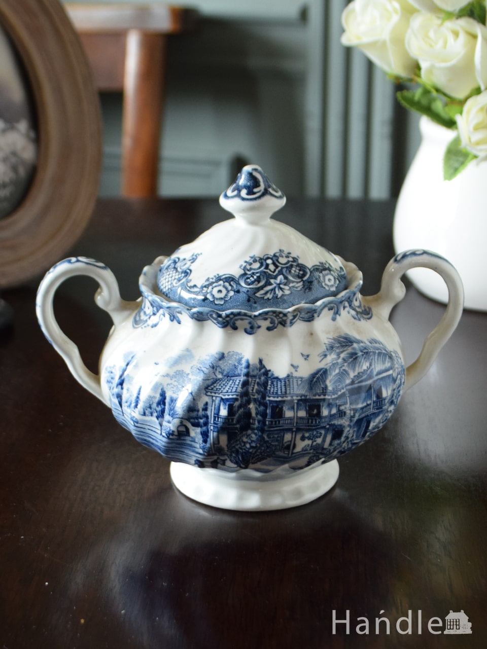 イギリスのアンティーク食器、ブルーの色がキレイな蓋付のシュガー