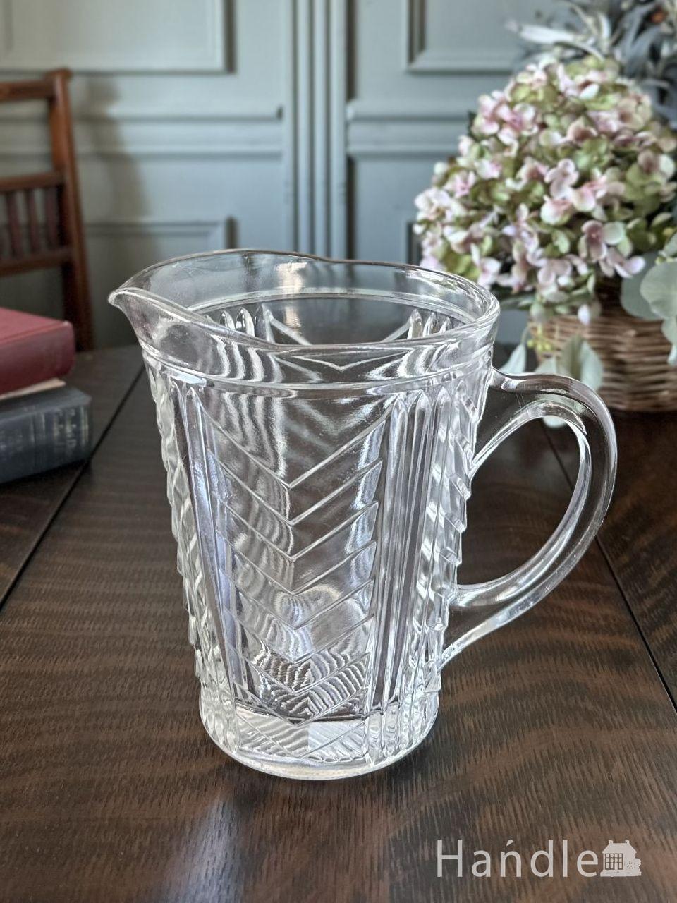 英国アンティークのプレスドグラス、大きなダイヤ形の型押しのガラス