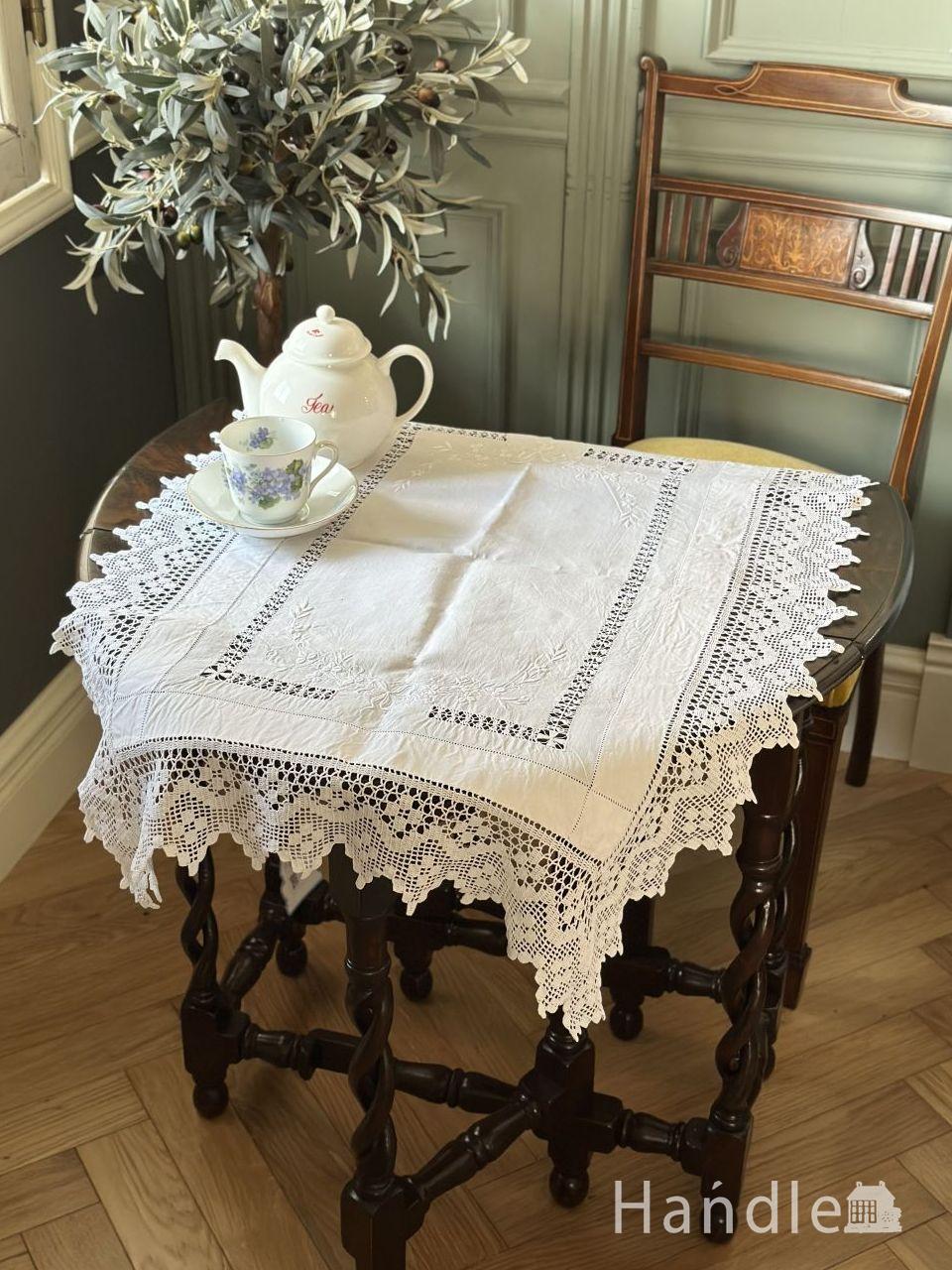 アンティークのおしゃれな雑貨、繊細なお花のレースが素敵なテーブル