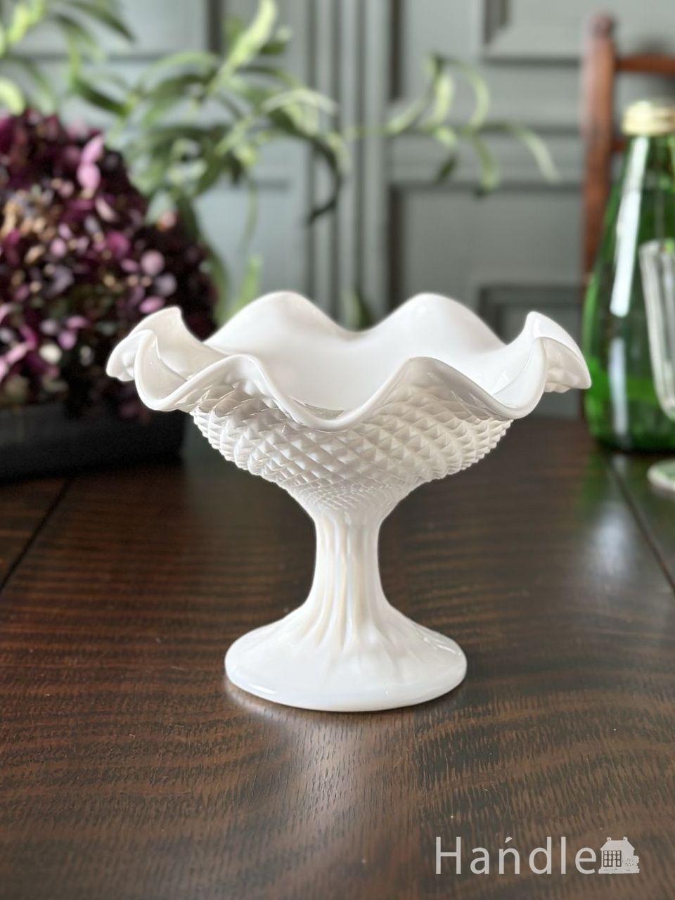 滑らかなミルクガラスをそのまま楽しむ、美しいガラスコンポート(m