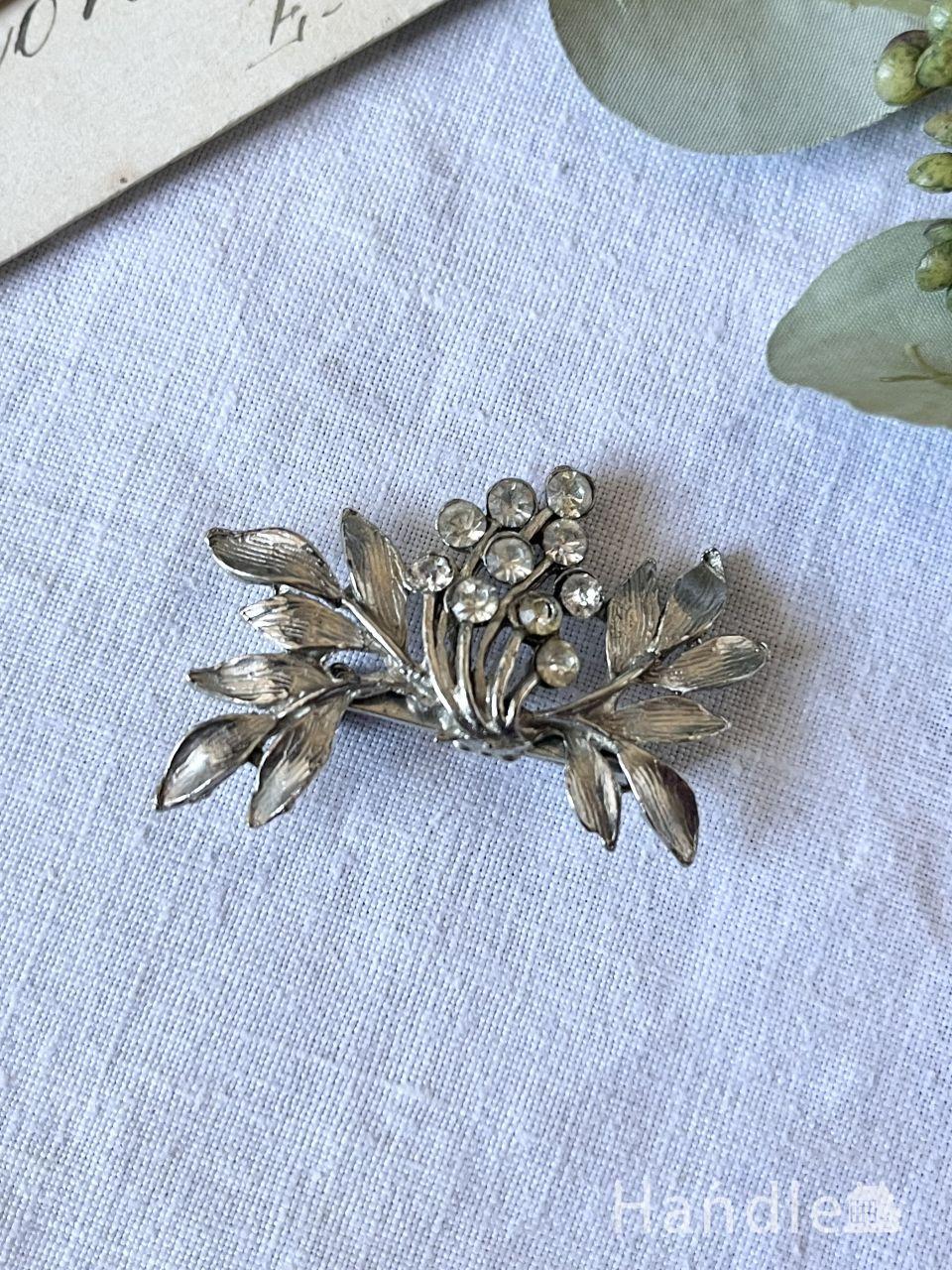 ブルーのガラスがキラッと輝くリボンのモチーフ、イギリスで見つけた